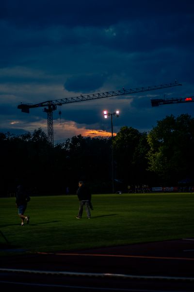 Die Sonne kommt zwischen den Wolken durch am 03.06.2022 waehrend der Sparkassen Gala in Regensburg